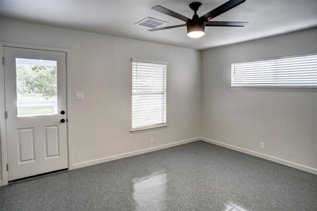 Building Photo - 601 Elm St