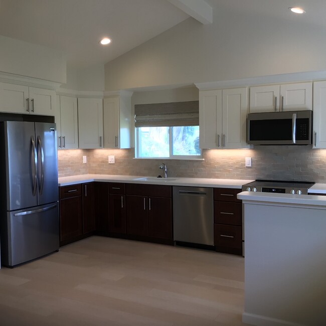 Building Photo - 525 Pini Rd