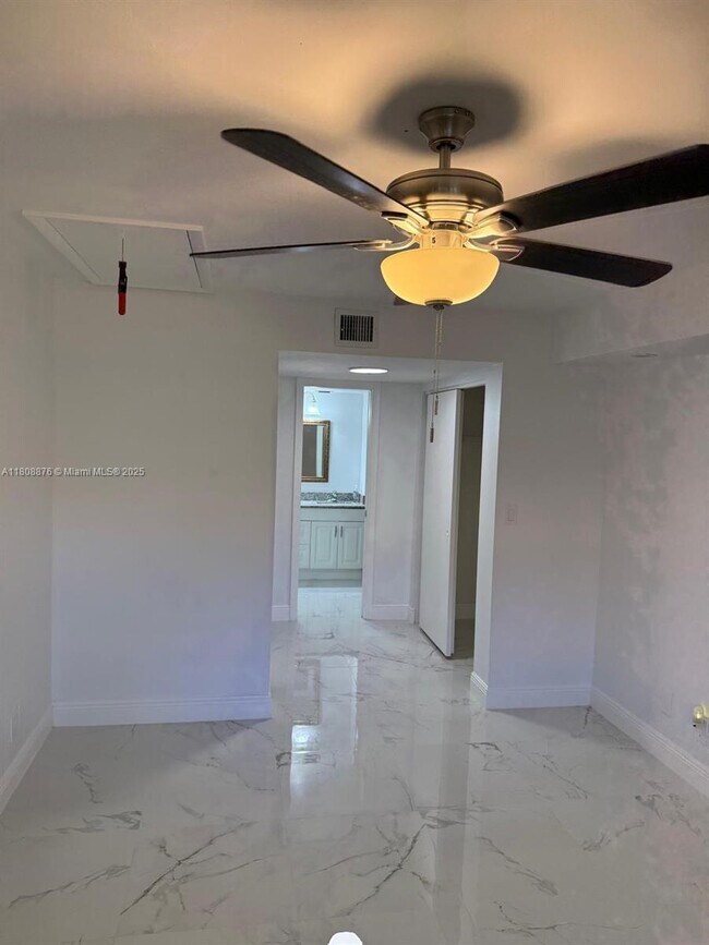 Building Photo - 3043 Riverside Dr