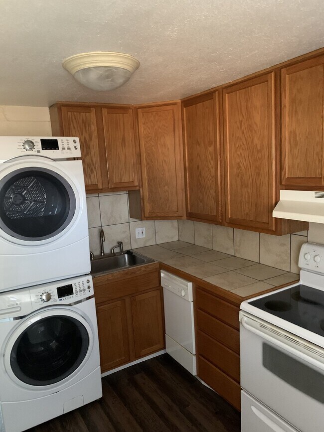 Building Photo - Available August 10 | 1 Bed • 1 Bath • 620 Sq Ft