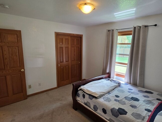 Building Photo - Updated 4 bedroom Greenfield ranch home