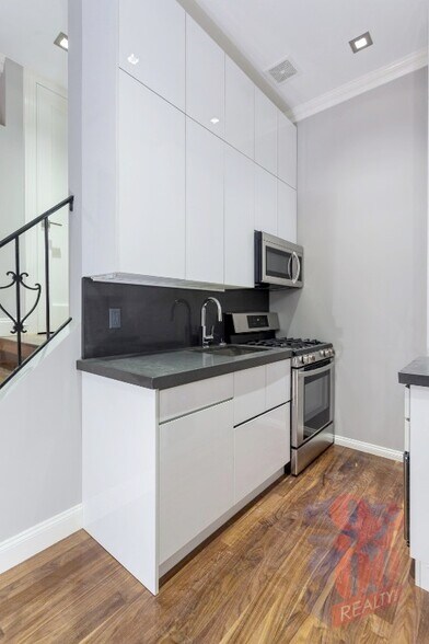 Primary Photo - 564 Hudson St