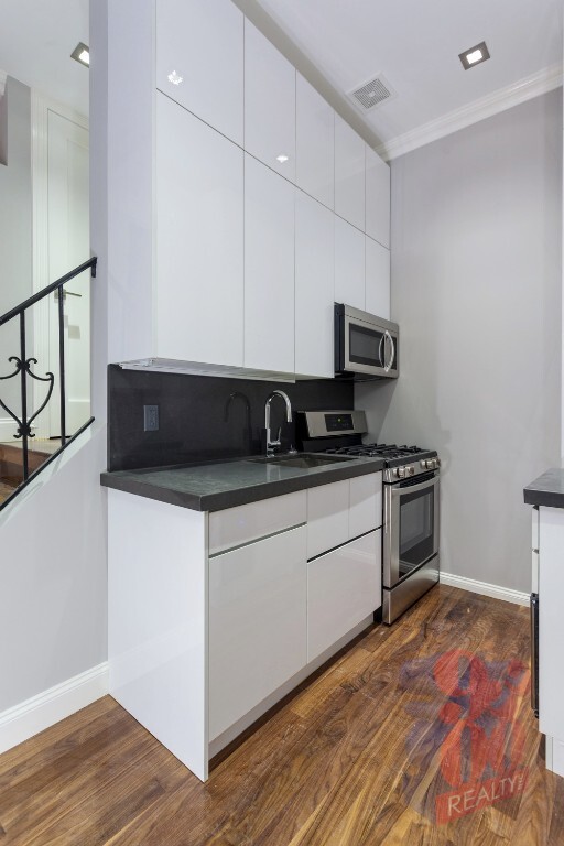 Building Photo - 564 Hudson St