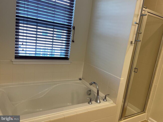 Building Photo - 114 Bowling Green Cir