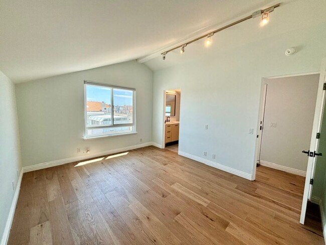Building Photo - Hollywood Beach | Oxnard | 3 Bed + 3.5 Bat...