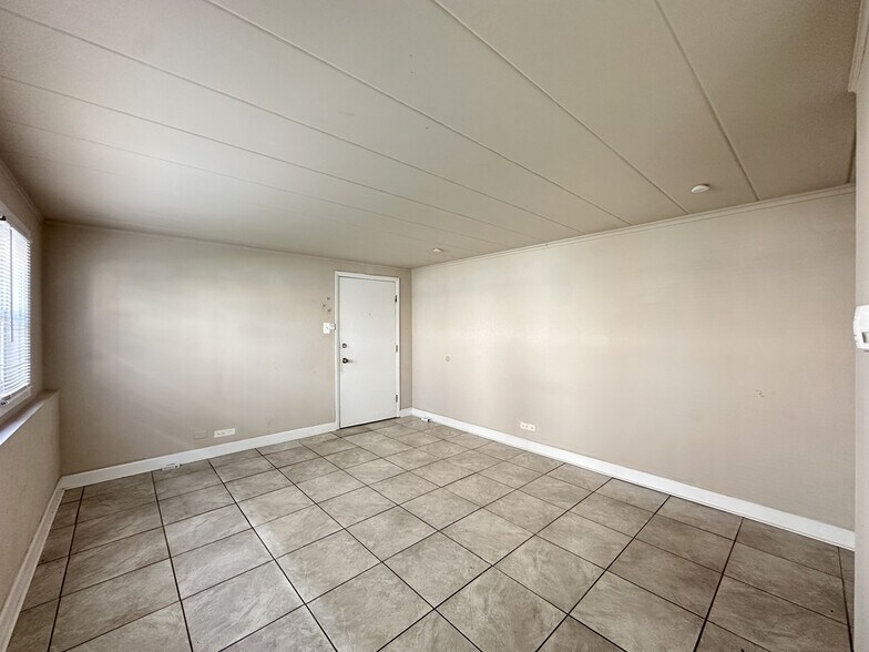Building Photo - 9612 Ivanhoe Ave