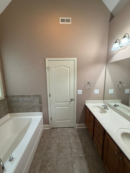 Ensuite Bath - 367 Stillwood Dr