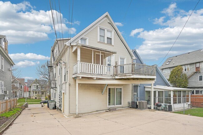 Building Photo - 1660 N Marshall St