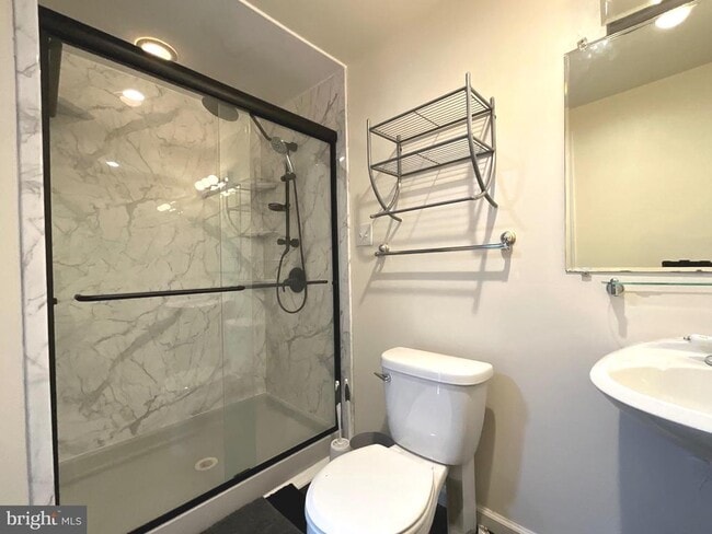 Building Photo - 9405 Chippenham Dr