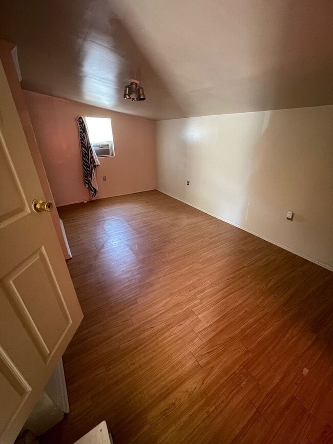 Building Photo - 3 bedroom, 1 bath