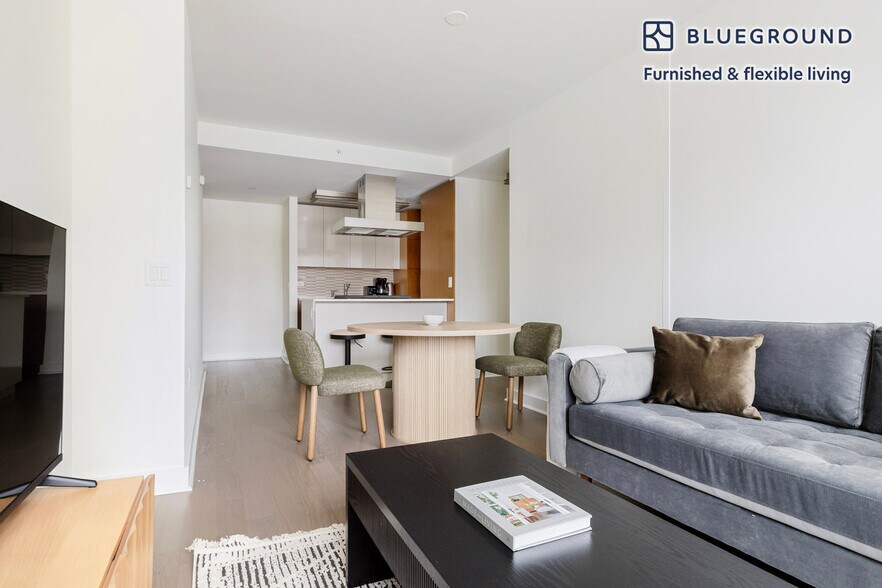 Building Photo - 450 W 42nd St