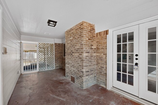 Building Photo - 30 Crestwood Dr