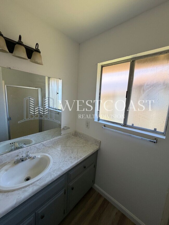 Building Photo - 2 Bed / 2 Bath Duplex-Style Home on Quiet Cul-de-Sac – Hemet