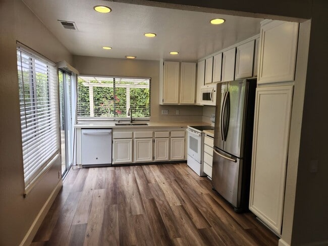 Building Photo - Beautiful Single Story in Mission Viejo