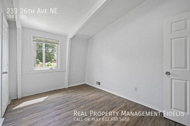 Building Photo - 233 26th Ave NE