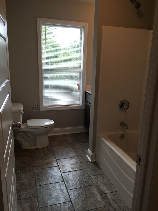 Building Photo - Pre- Leasing Fall 2026 5 Bedroom Near Down...