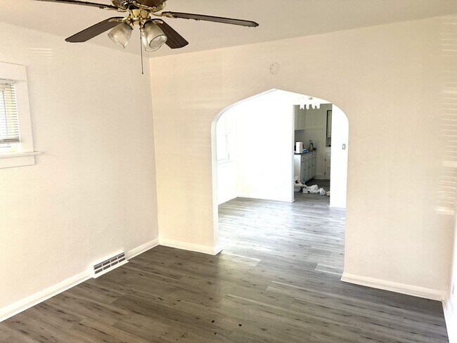 Building Photo - Three Bedroom House in Toledo