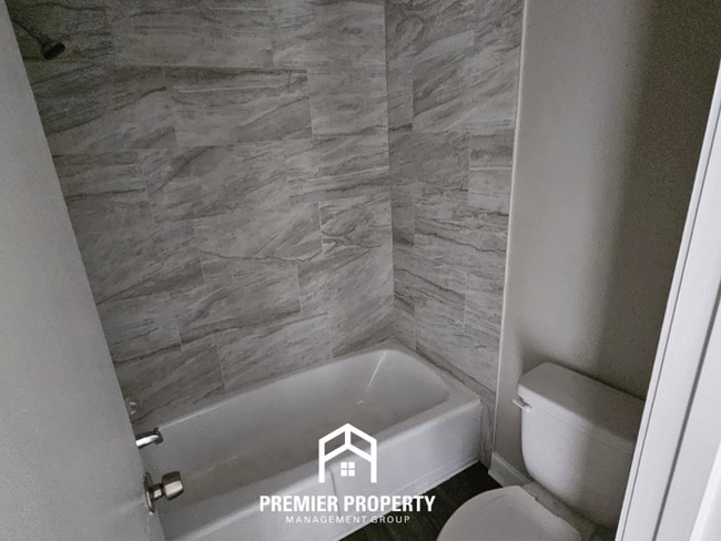 Building Photo - Spacious 3BR/2BA in 38115 | Soaring Ceilings & Floor-to-Ceiling Fireplace