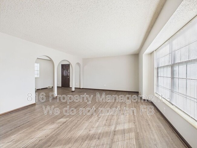 Building Photo - 3929 S Carriage Ln