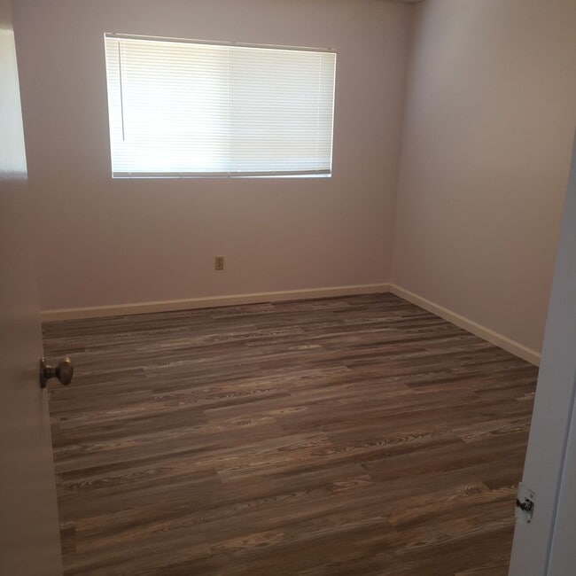 Building Photo - 3847 Vine Ave