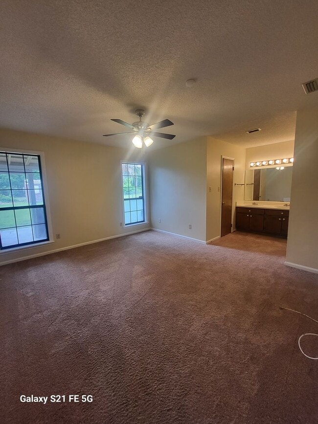 Building Photo - 3 bedroom, 2 bath home