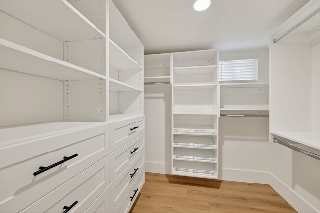 Building Photo - Platt Park Classic! 4 Beds, 2 Bath - Fully remodeled! Don't miss out on this one!