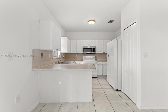 Building Photo - 10863 SW 88th Terrace