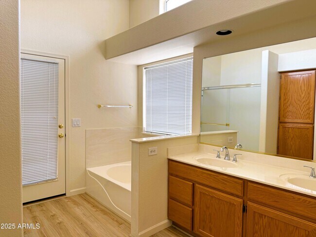 Building Photo - 9837 W Tonopah Dr