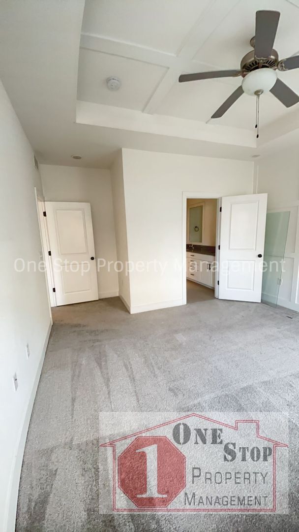 Building Photo - Beautiful 3 Bedroom, 2.5 Bathroom, 2 Car G...