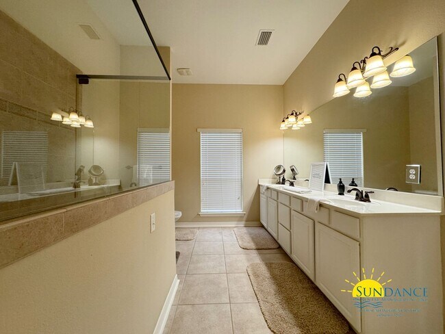 Building Photo - Exceptional Opportunity: Main Home plus Ga...