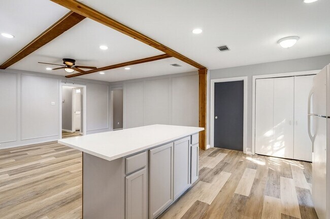 Building Photo - 808 Easter Dr