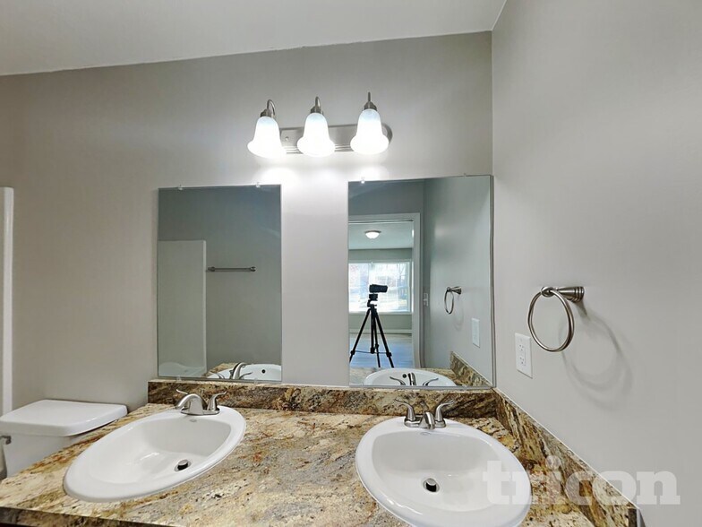 Building Photo - 4083 Magnolia Dr