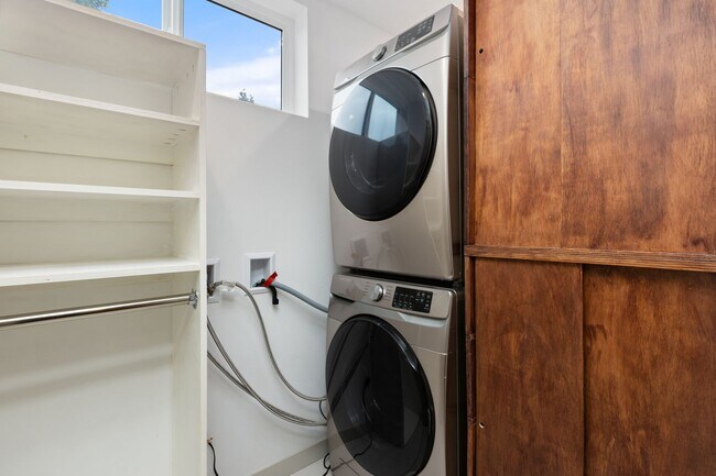 Building Photo - Modern 3-Bedroom Townhome with Rooftop Deck in NE Seattle