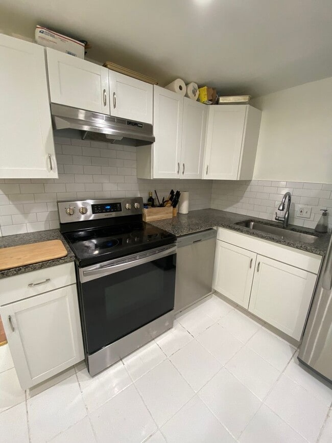 Building Photo - Cute & Cozy Two Bedroom in Westwood!