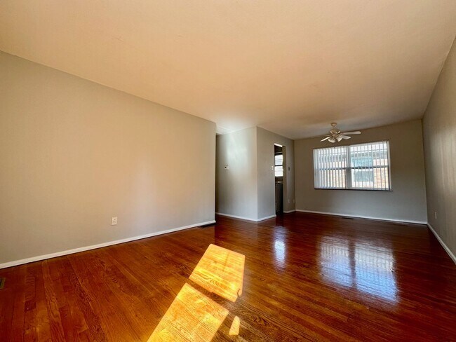 Building Photo - 7022 Jamieson Ave