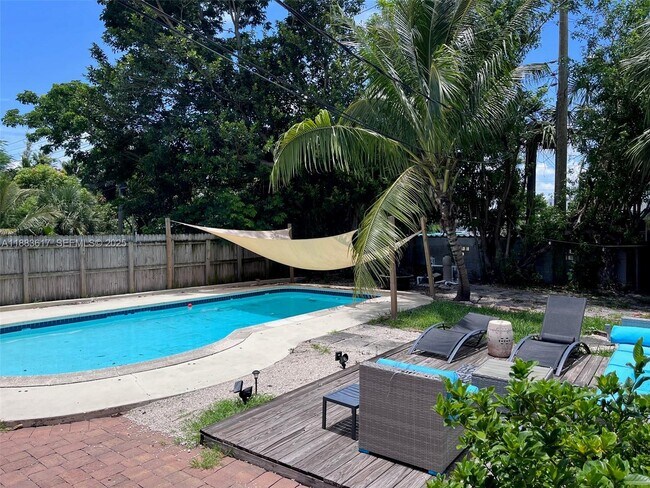 Building Photo - 1345 NE 14th Ave