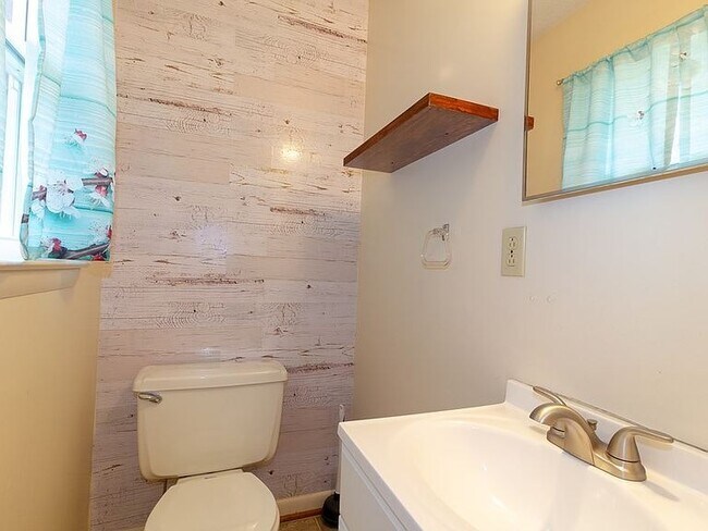 Building Photo - 408 Pineview Dr