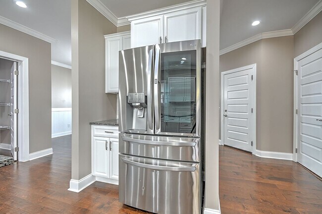 Building Photo - 4 Bedroom / 2.5 Bath Home  Kingsport, TN