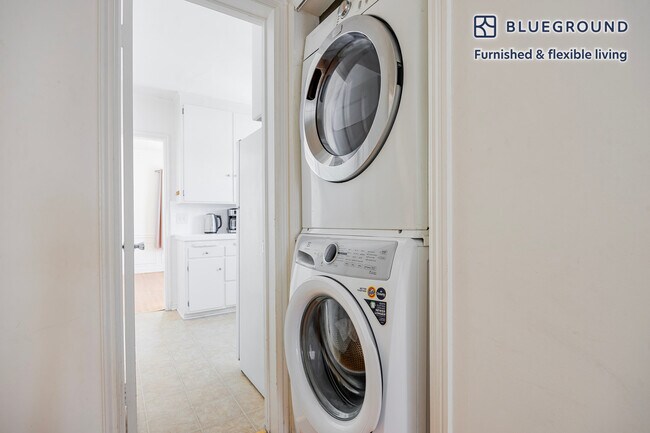 Building Photo - 136 S Roxbury Dr