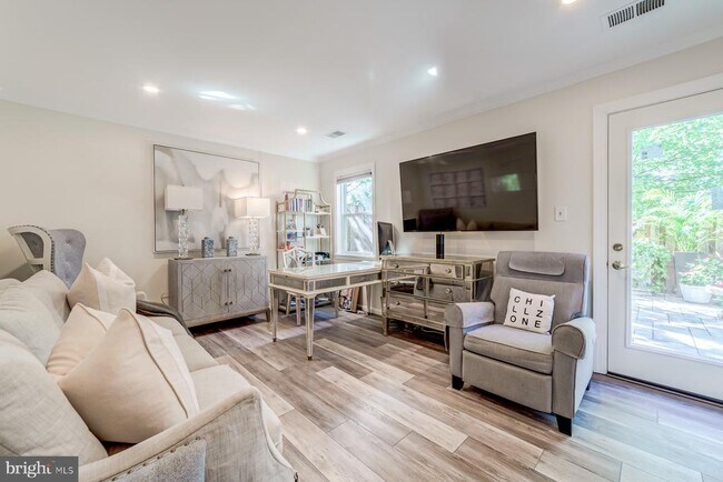 Building Photo - 8 Carriage House Cir