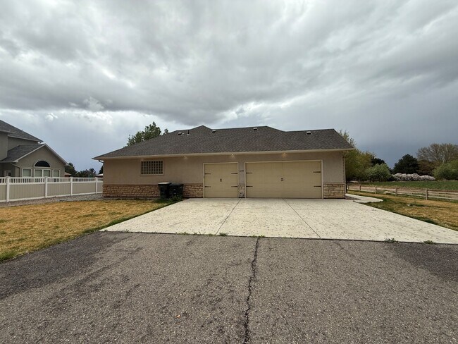 Building Photo - 2630 New Orchard Ct