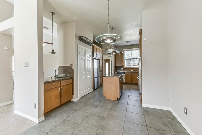 Building Photo - 2533 Potomac Dr