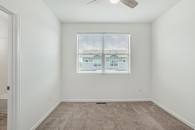 Building Photo - 1047 Oak Cir