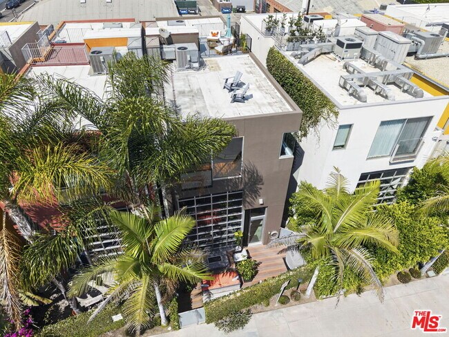 Building Photo - 2120 Narcissus Ct