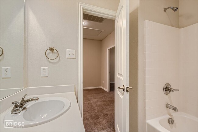 Building Photo - 1313 Lakecrest Ln