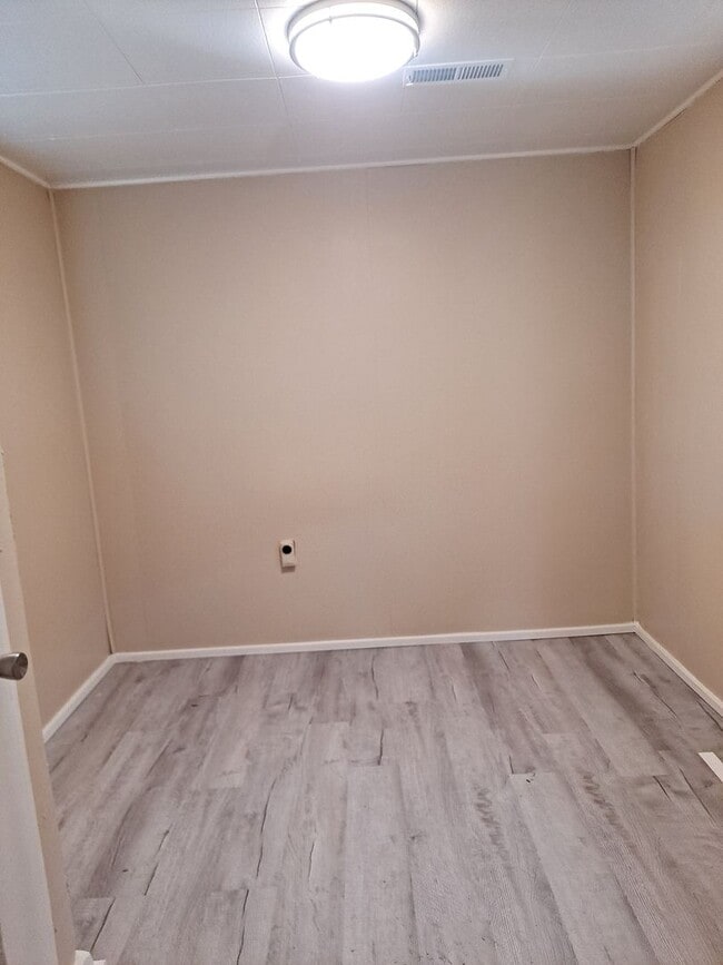 Building Photo - ALL PROSPECTIVE TENANTS MUST SUBMIT A $58 ...
