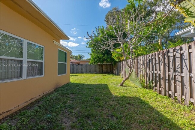 Building Photo - 2621 SW 12th Terrace