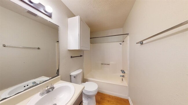Building Photo - 725 Peppertree Dr