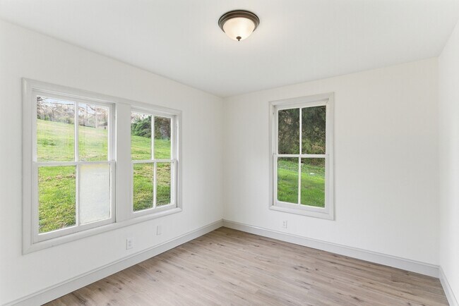 Building Photo - 944 Murphy Ave