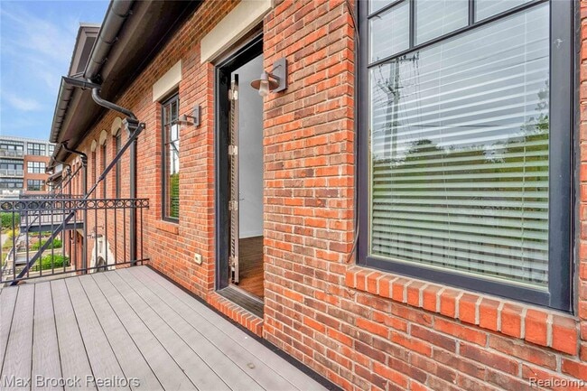 Building Photo - 431 S Eton St